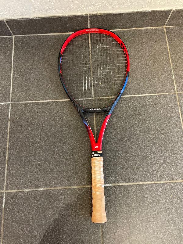 Image de Yonex - Raquette de Tennis VCore 98 Rouge disponible sur ekwip