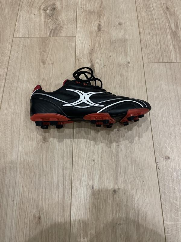 Image de Gilbert - Chaussures de Rugby Zenon Noir/Rouge disponible sur ekwip