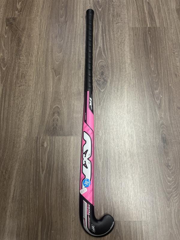 Image de TK - Stick de Hockey sur gazon Junior Total Three Rose disponible sur ekwip