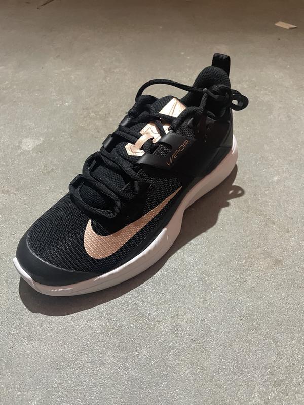 Image de Nike - Chaussures de Tennis Vapor Lite HC Noir/Blanc/Bronze disponible sur ekwip