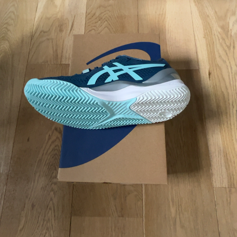 Image de Asics - Chaussures de Tennis Gel-Resolution 8 Clay Bleu Marine/Bleu Clair disponible sur ekwip