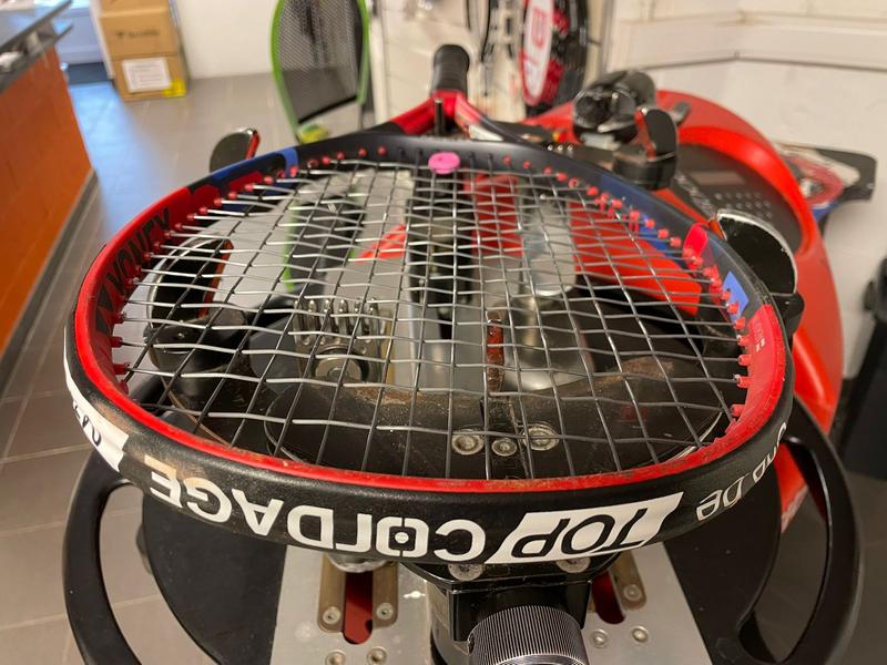 Image de Yonex - Raquette de Tennis VCore 100 Rouge disponible sur ekwip