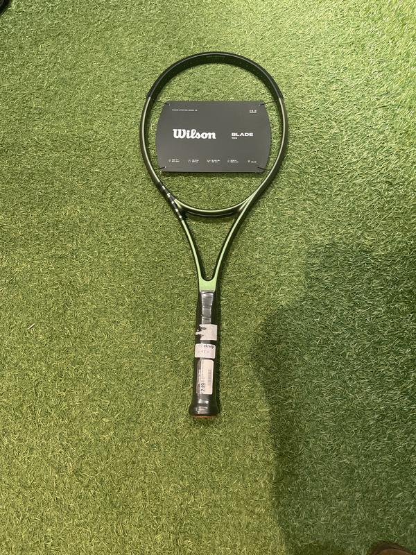 Image de Wilson - Raquette de Tennis Blade 104 disponible sur ekwip