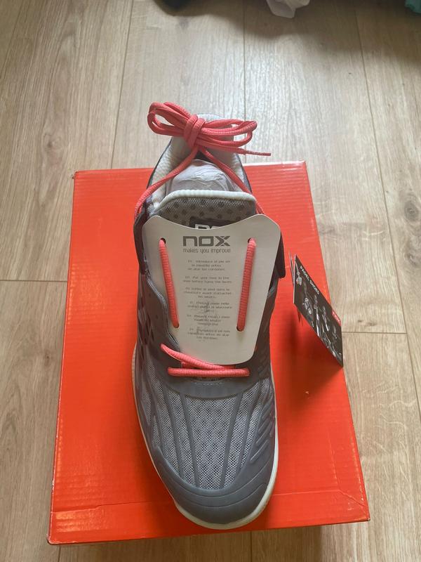 Image de Nox - Chaussures de Padel AT10 Lux Gris/Corail disponible sur ekwip