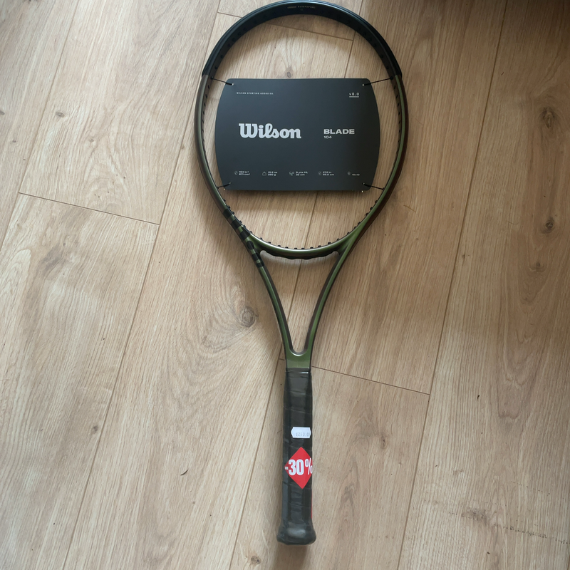 Image de Wilson - Raquette de Tennis Blade 104 V8 disponible sur ekwip