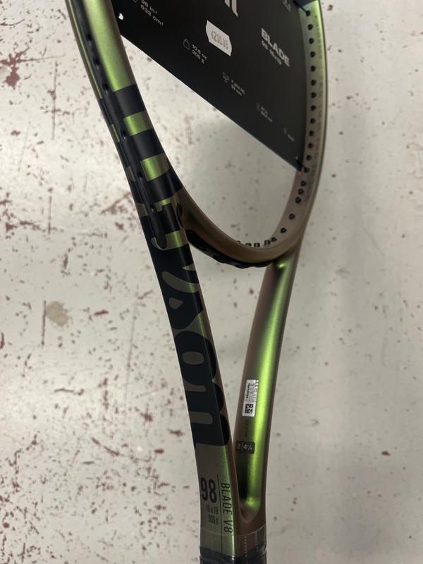 Image de Wilson - Raquette de Tennis Blade 98 V8 Vert disponible sur ekwip