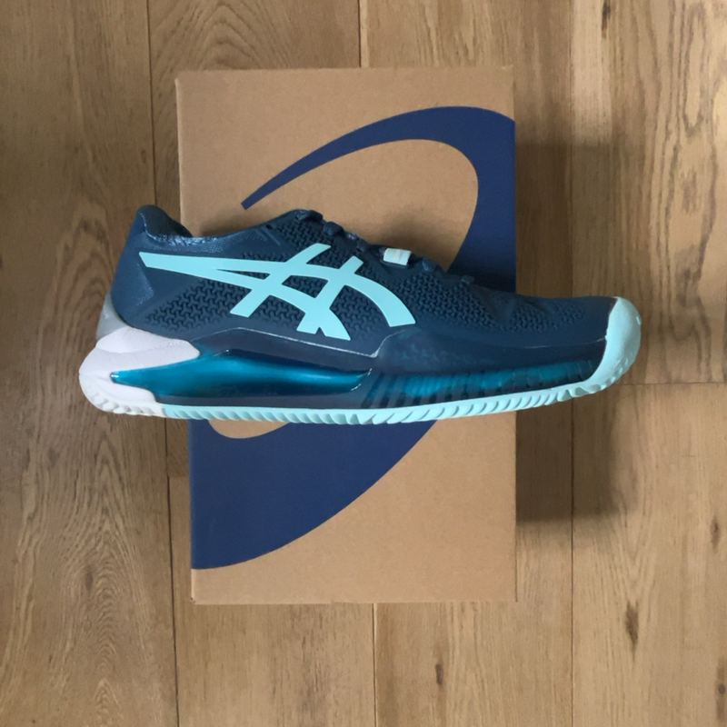 Image de Asics - Chaussures de Tennis Gel-Resolution 8 Clay Bleu Marine/Bleu Clair disponible sur ekwip