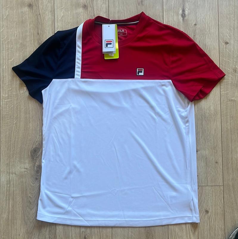 Image de Fila - T-Shirt de Tennis Karl White/Fila Red disponible sur ekwip