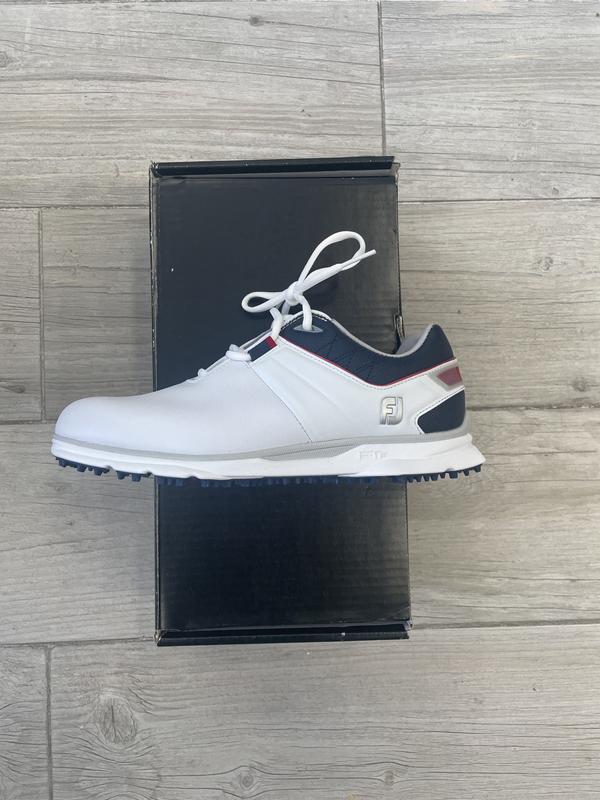 Image de Footjoy - Chaussures de Golf Pro SL 53074K Blanc/Bleu Marine disponible sur ekwip