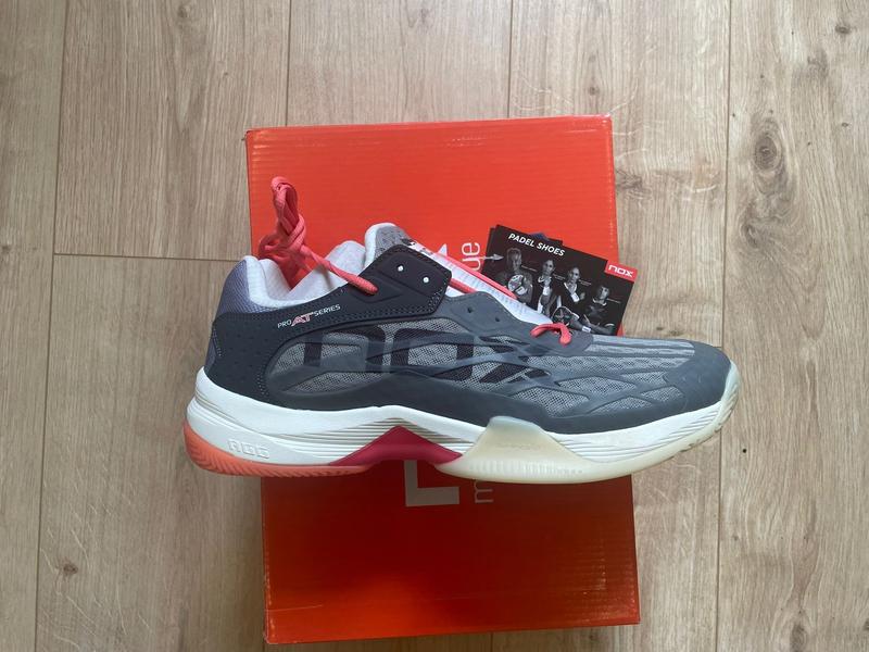 Image de Nox - Chaussures de Padel AT10 Lux Gris/Corail disponible sur ekwip