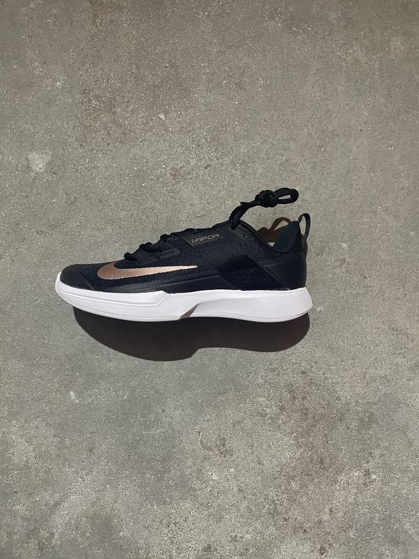 Image de Nike - Chaussures de Tennis Vapor Lite HC Noir/Blanc/Bronze disponible sur ekwip