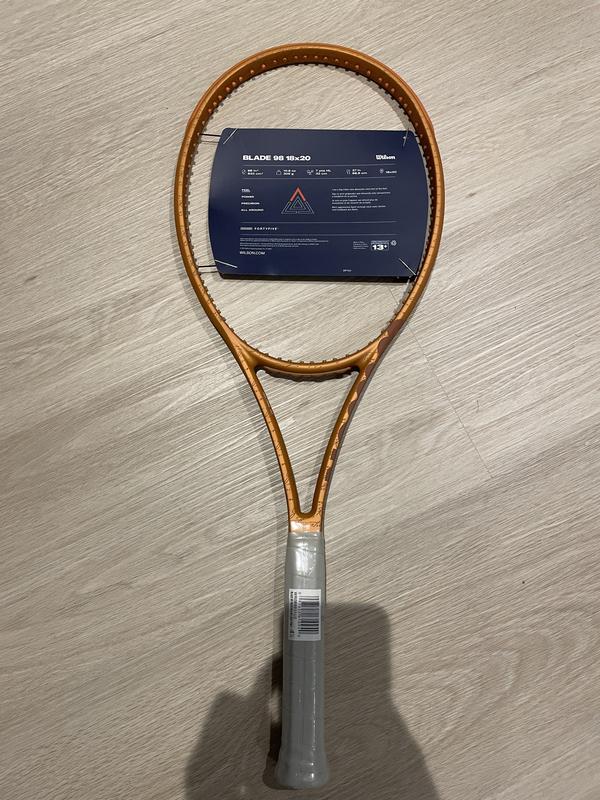 Image de Wilson - Raquette de Tennis Blade 98 18X20 V8 RG 2022 disponible sur ekwip